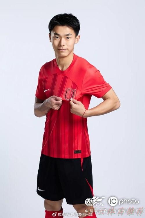 开云体育网址：青春之火闪耀三星堆！胡荷韬传递成都世运会“竹梦”火炬！