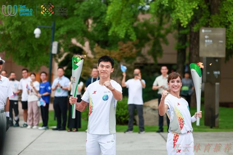 开云体育网址：青春之火闪耀三星堆！胡荷韬传递成都世运会“竹梦”火炬！